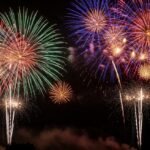 Recreación artística de un espectáculo pirotécnico en las fallas de Valencia 2026