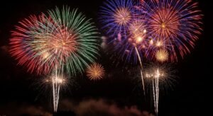 Recreación artística de un espectáculo pirotécnico en las fallas de Valencia 2026