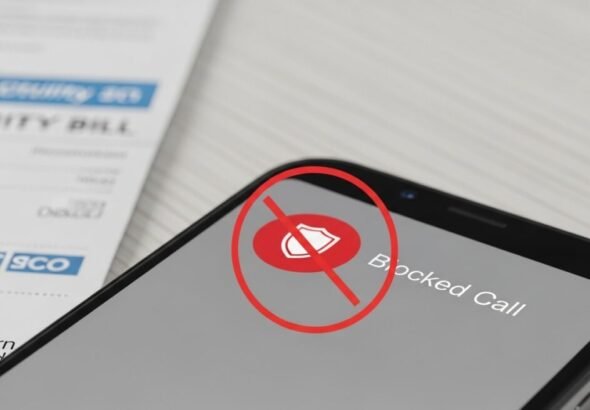 Teléfono móvil bloqueando una llamada comercial de una compañía eléctrica.