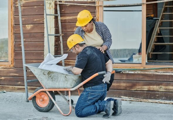 Trabajadores construyendo en un sitio.