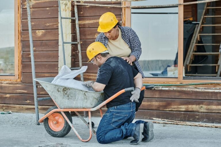 Trabajadores construyendo en un sitio.