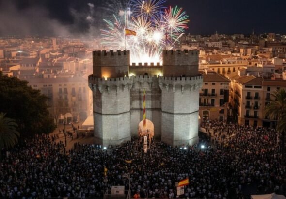 Multitud congregada frente a las Torres de Serranos para el acto de La Crida 2026.
