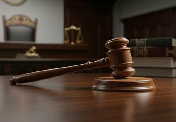 Una sala de justicia con el mazo de un juez.