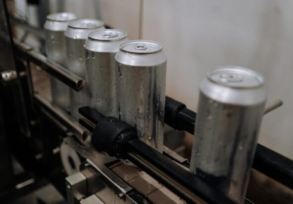 nvases metálicos en línea de producción representando las tablas salariales provisionales metalgrafica.