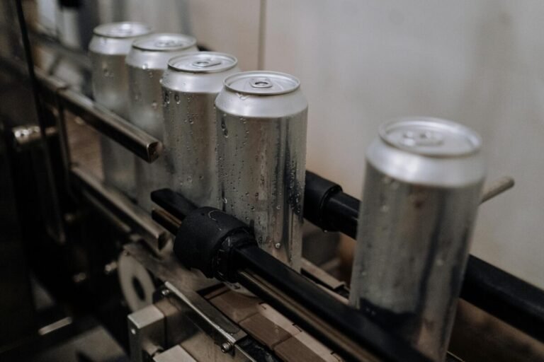 nvases metálicos en línea de producción representando las tablas salariales provisionales metalgrafica.