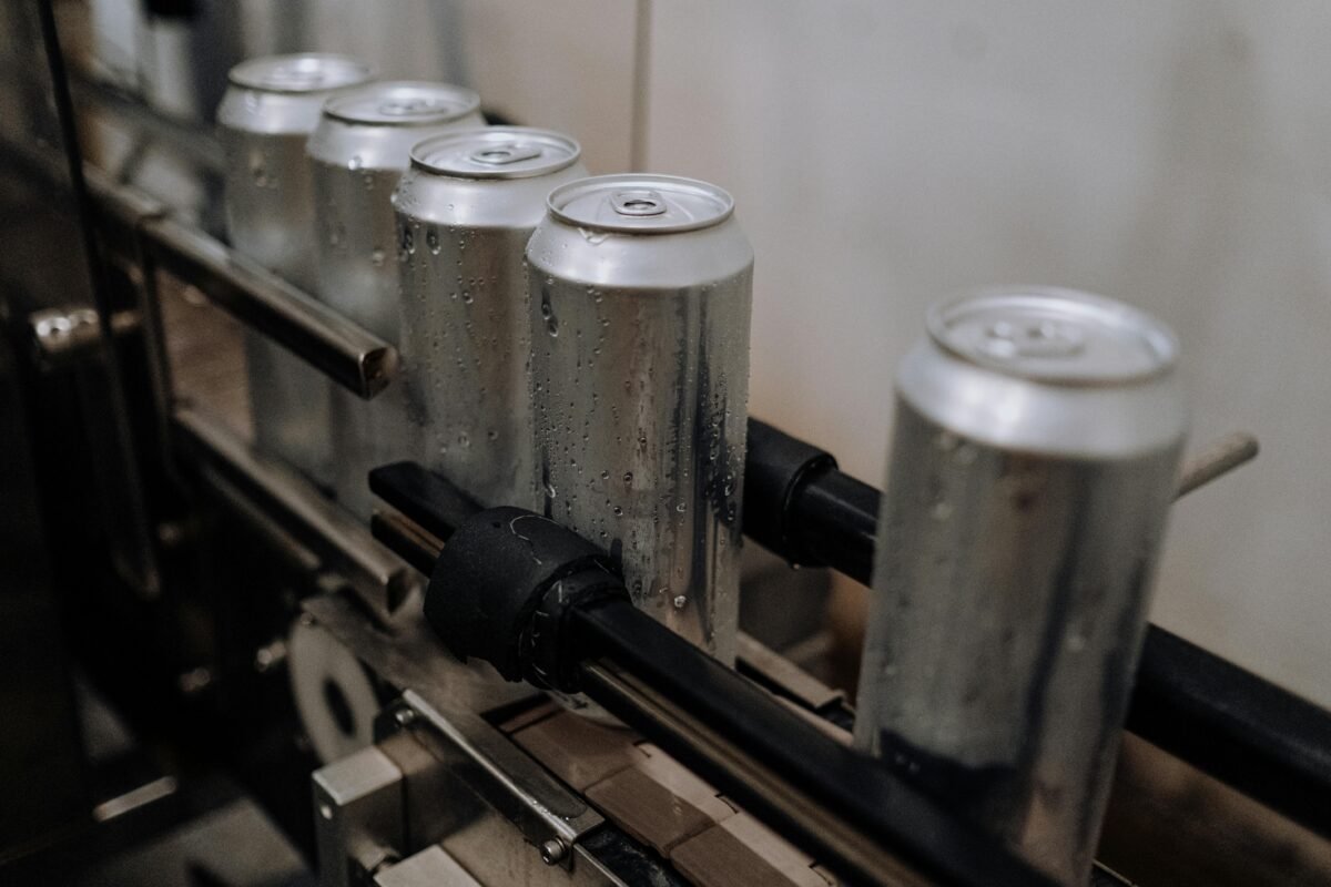nvases metálicos en línea de producción representando las tablas salariales provisionales metalgrafica.