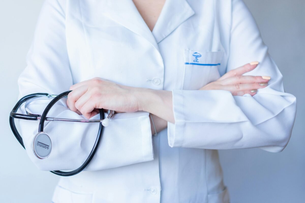 Sanidad inicia la consulta previa del Real Decreto para transformar el sistema de listas de espera Médico con los brazos cruzados y su bata blanca.