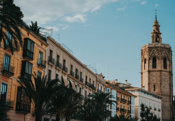 Imagen de una plaza de Valencia con el Micalet de fondo.
