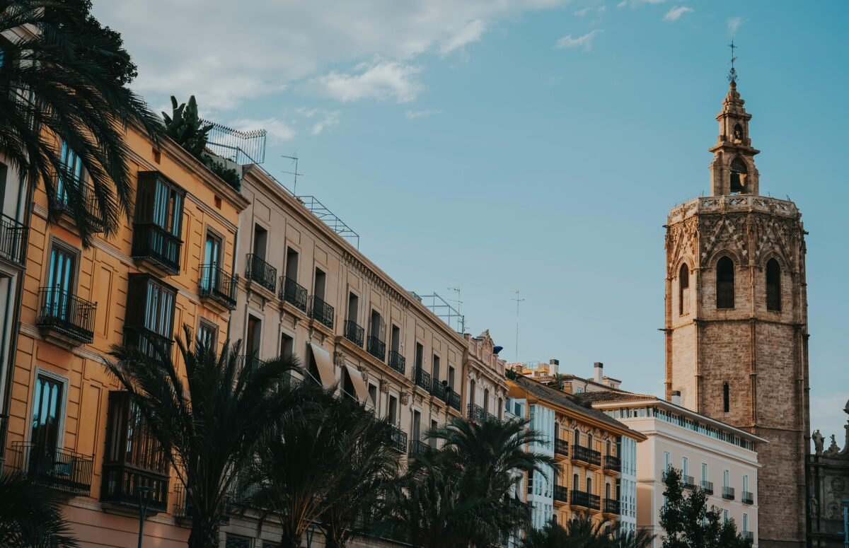 La Cabalgata del Ninot regresa a Valencia el 28 de febrero con sátira y la llegada de piezas de la Falla Municipal Imagen de una plaza de Valencia con el Micalet de fondo.