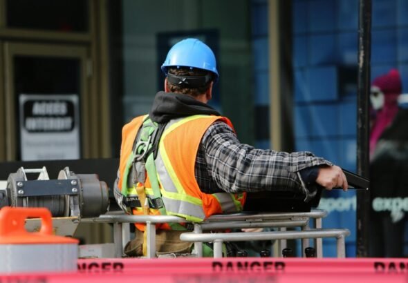 Una persona trabajando en la construcción un día soleado.