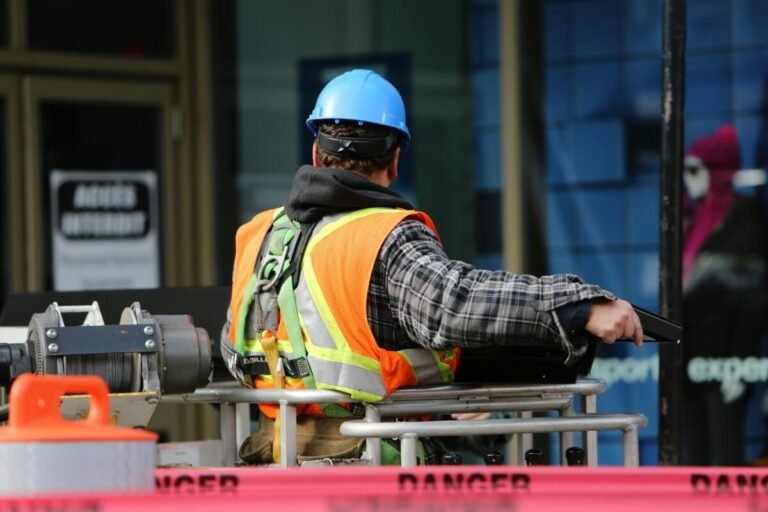 Una persona trabajando en la construcción un día soleado.