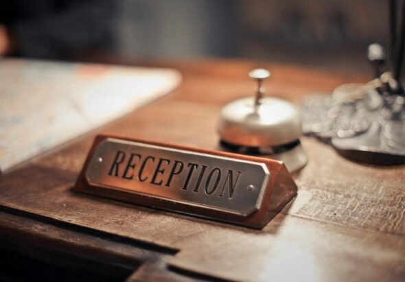 Imagen que muestra la mesa de una recepción de hotel.