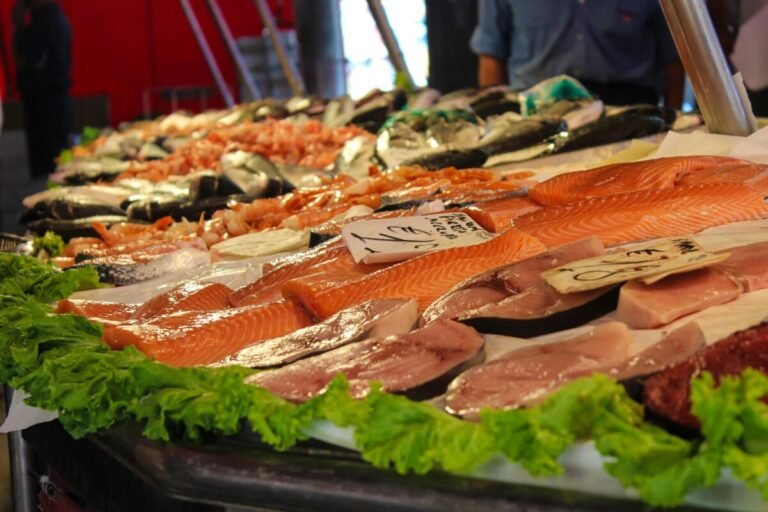 El mercurio en pescados: un estudio de la EFSA analiza el conocimiento de los consumidores Pescado fresco expuesto en un mercado para ilustrar el estudio sobre mercurio.
