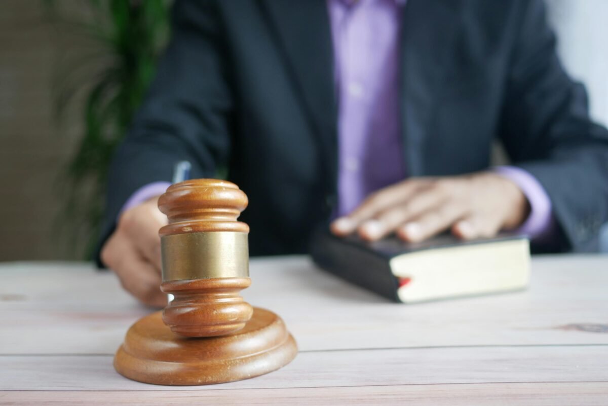 La Audiencia Nacional confirma que la excúpula del BBVA irá a juicio por cohecho y revelación de secretos en el caso Tándem Mazo de un juez sobre y la mano sobre unos documentos.