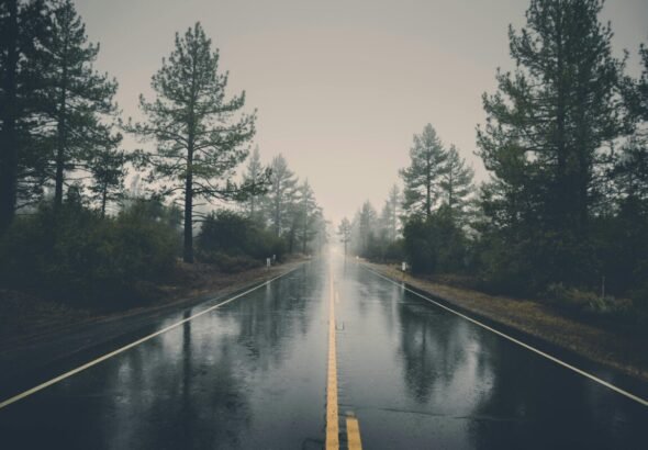 Paisaje matinal con presencia de niebla y lluvia.