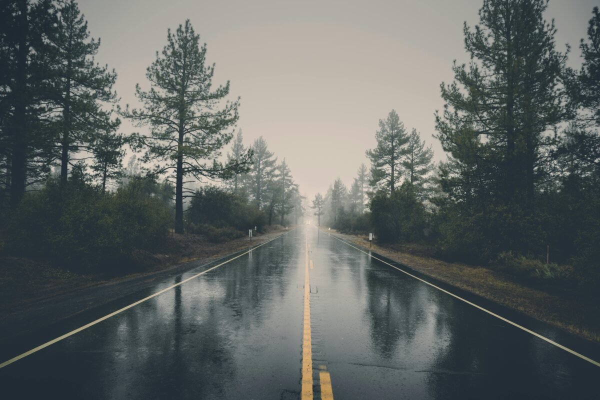 El tiempo: Nieblas en Baleares y llegada de un frente con DANA al golfo de Cádiz Paisaje matinal con presencia de niebla y lluvia.