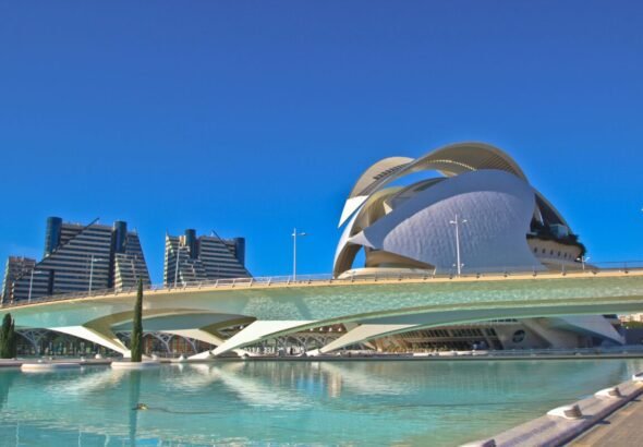 Imagen de la ciudad de la ciencias y las artes en valencia un día soleado.