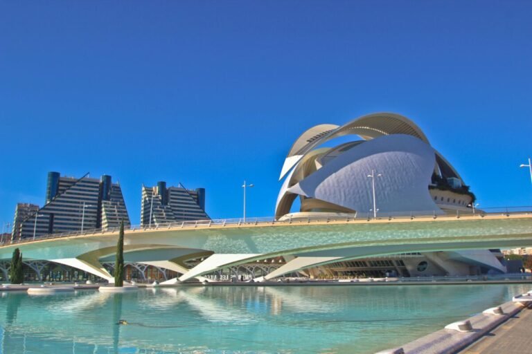 Imagen de la ciudad de la ciencias y las artes en valencia un día soleado.
