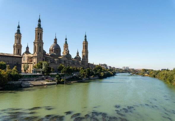Río con catedral y edificios históricos de Zaragoza.
