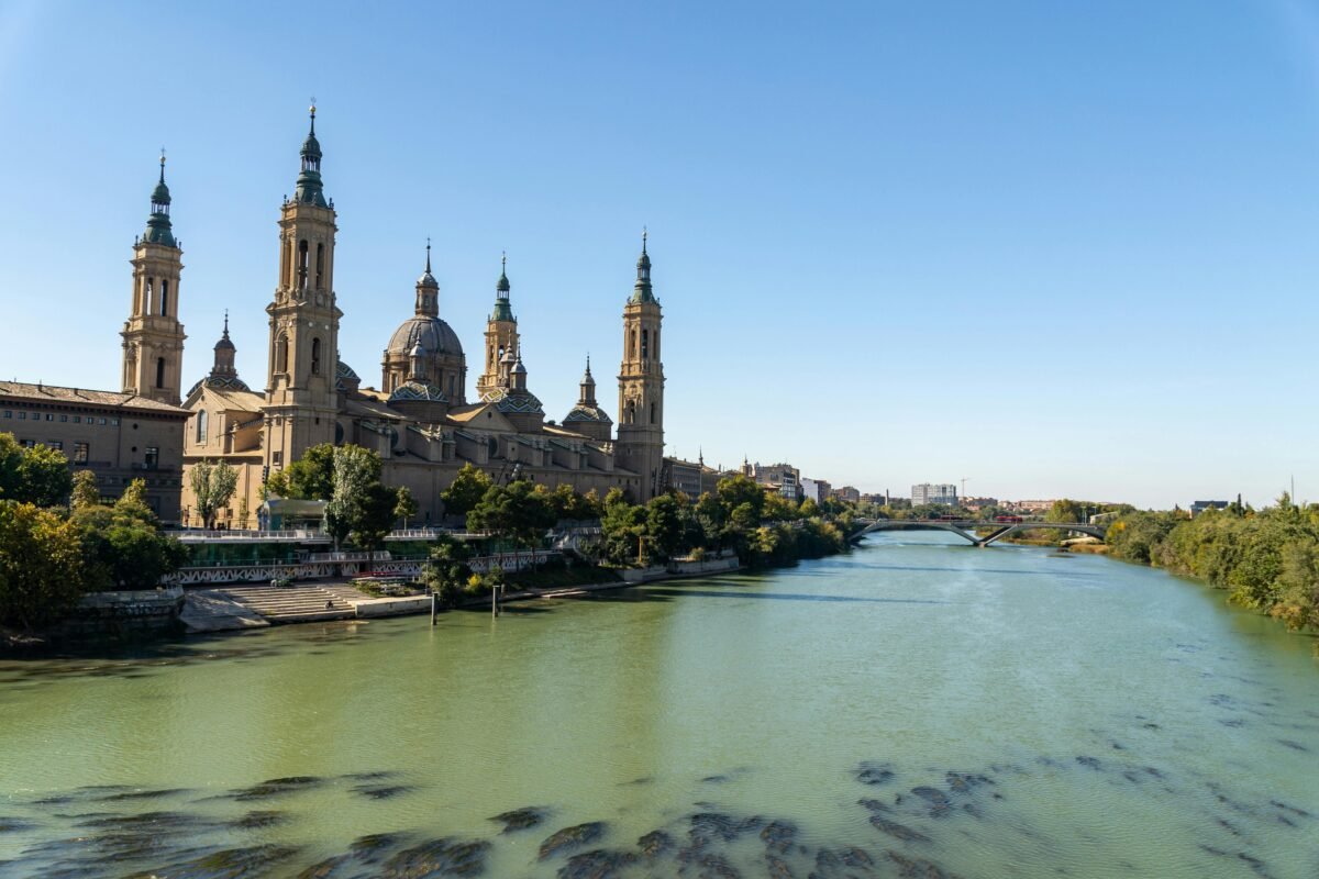 El TSJ de Aragón ratifica la absolución de un hombre acusado de agresión sexual en el ámbito laboral Río con catedral y edificios históricos de Zaragoza.