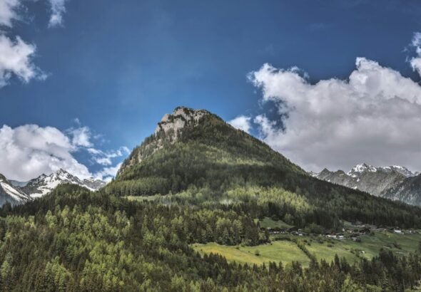Imagen de una montaña donde se aprecia alguna nube