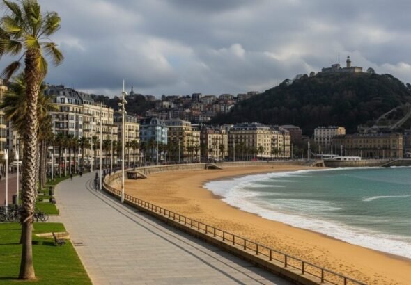 Imagen de un paseo maríticimo en una ciudad del norte de españa en un día nublado con viento.