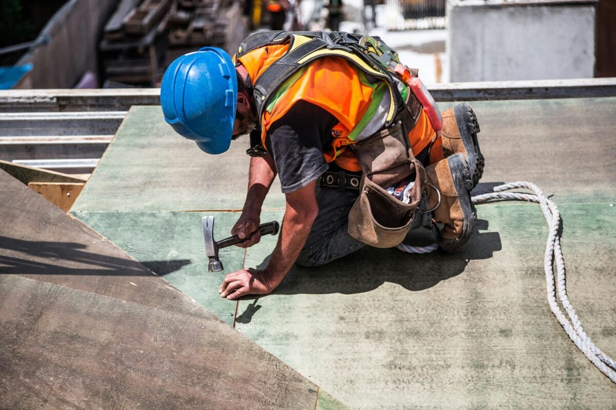Los trabajadores que perciben el Salario Mínimo Interprofesional (SMI) no pagarán el IRPF Una persona está trabajando en un día soleado con uniforme para ilustrar la rebaja del IRPF.