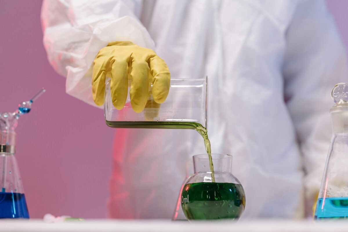 El sector químico fija un incremento salarial del 3% para 2026 y actualiza sus tablas de mínimos Imagen de un profesional en el sector químico.
