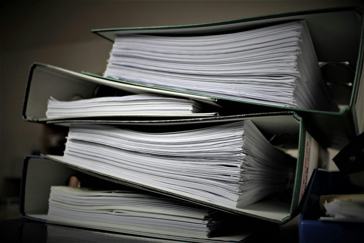 El BOE publica la subida del SMI para 2026: 1.221 euros mensuales con efectos retroactivos Documentos que muestran la subida del SMI para 2026