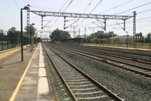 Vista de unas vías de tren para ilustrar las tablas salariales de contratas ferriviarias