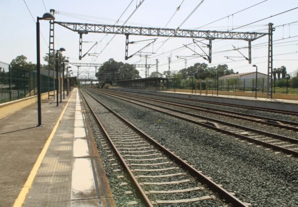 Vista de unas vías de tren para ilustrar las tablas salariales de contratas ferriviarias