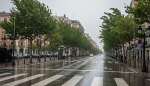 Personas resguardándose de la lluvia y el viento en la calle.