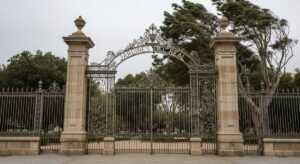 Puerta de entrada a un parque cerrado. Recreación digital artística.