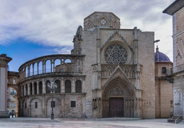 Vallado de protección en monumentos históricos de Valencia durante las Fallas.