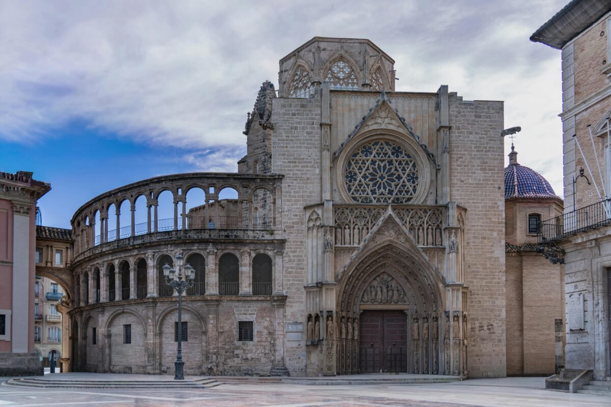 Valencia reforzará la seguridad para proteger su patrimonio histórico durante las fallas Vallado de protección en monumentos históricos de Valencia durante las Fallas.