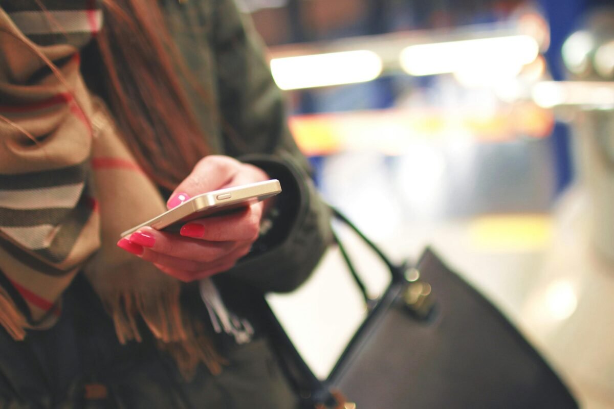El Gobierno insta a la Fiscalía a investigar la violencia sexual digital contra menores en redes sociales La imagen muestra una persona con un móvil en la mano mirando la pantalla de su móvil leyendo la noticia sobre violencia-sexual-digital