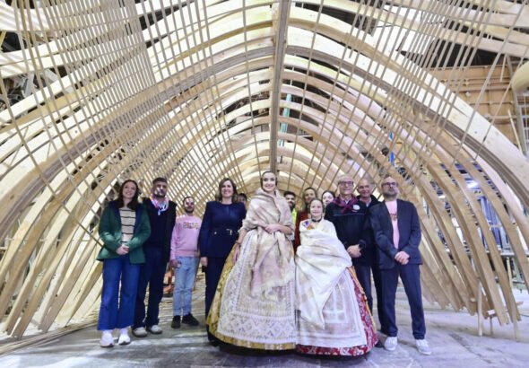 Grupo de personas en taller de madera en las fallas de 2026.