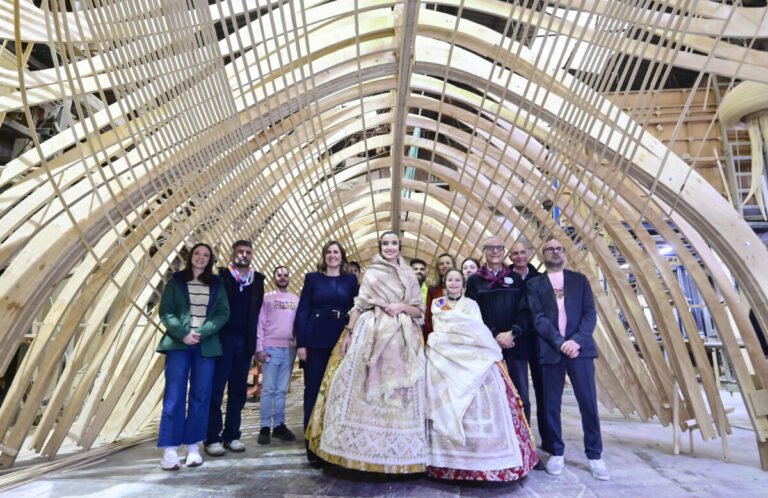 Grupo de personas en taller de madera en las fallas de 2026.