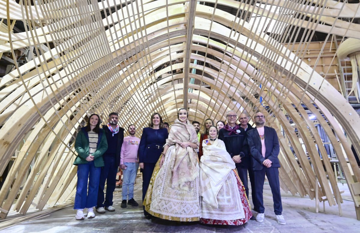 Grupo de personas en taller de madera en las fallas de 2026.