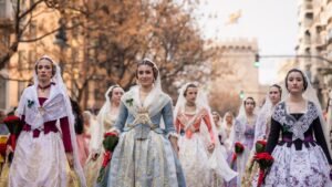 Falleras desfilando por Valencia.