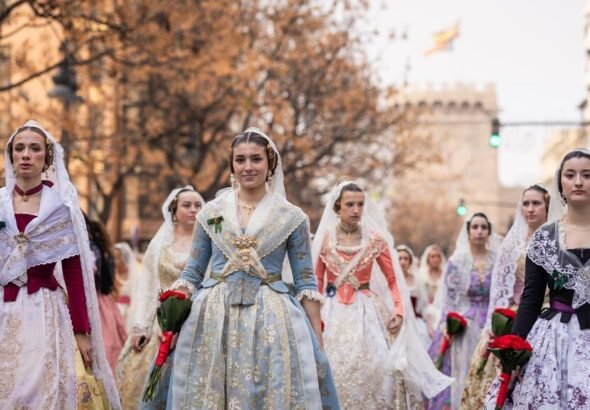 Falleras desfilando por Valencia.