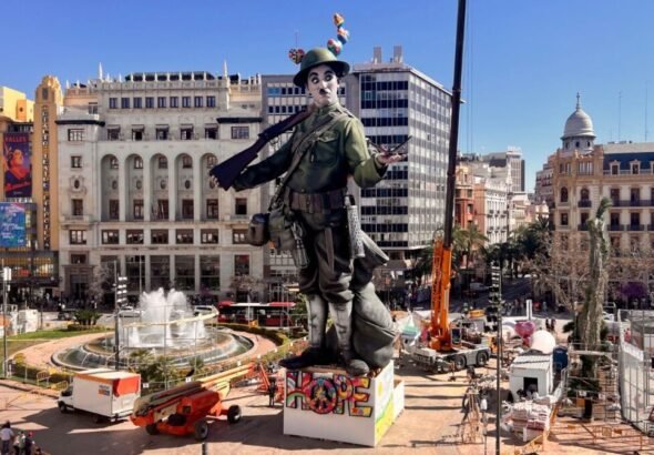 Imagen de la Falla Municipal de Valencia de 2026 con Charles Chaplin.