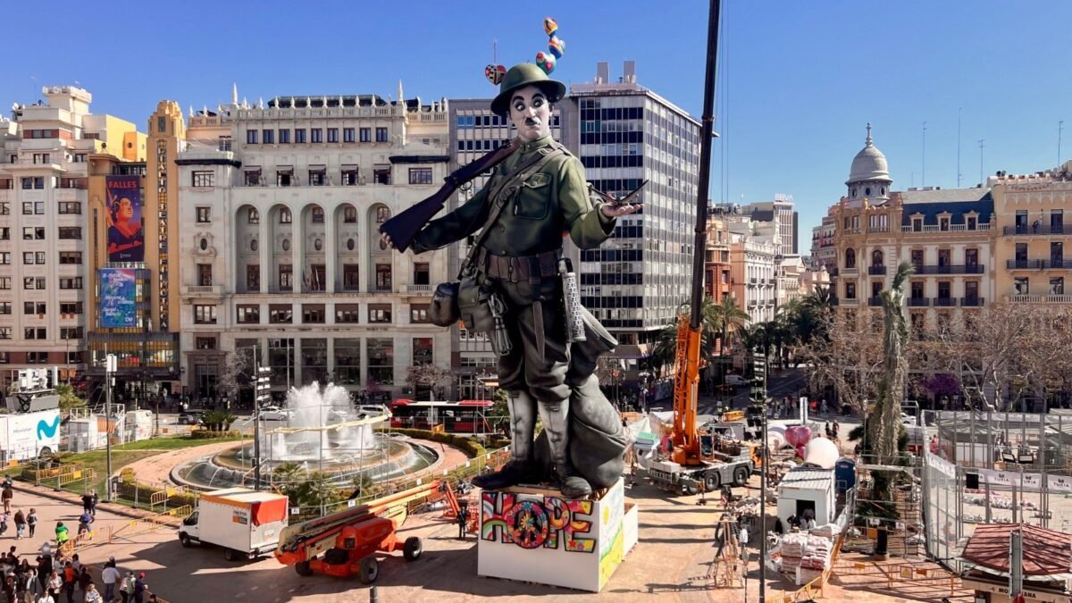 La falla municipal de Valencia ya muestra su gran figura de Charles Chaplin Imagen de la Falla Municipal de Valencia de 2026 con Charles Chaplin.