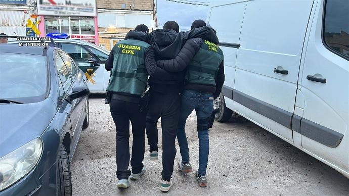 La Guardia Civil desarticula una red de explotación laboral en La Rioja y libera a seis ciudadanos asiáticos Imagen que muestra la liberación de las personas en explotación laboral