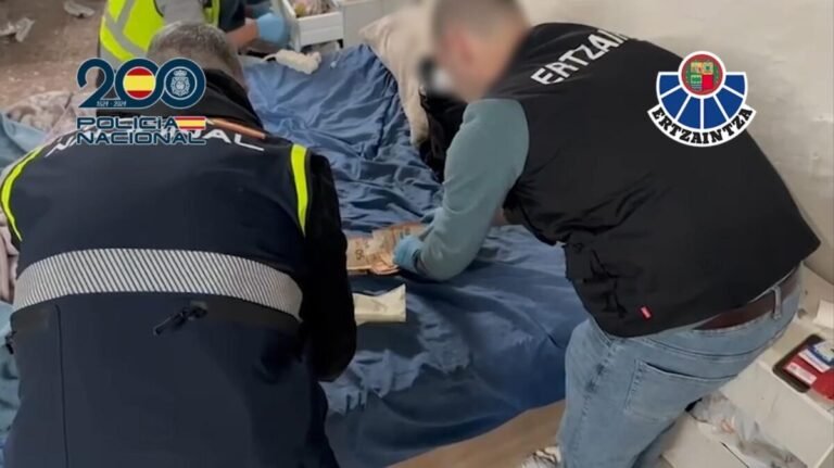 Cae en Tarragona una reclutadora de "mulas" que estafó casi 100.000 euros con el timo del "hijo en apuros" Imagen detención de una mujer que reclutaba "mulas" para estafas del "hijo en apuros".