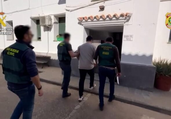 Imagen de la detención de dos fugitivos por la Guardia Civil.