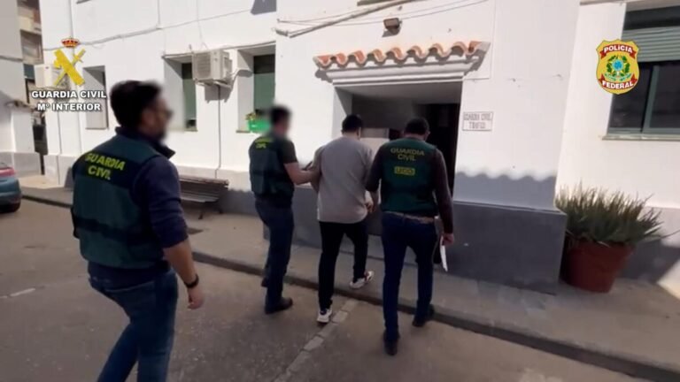 La Guardia Civil detiene en Málaga y Badajoz a dos peligrosos fugitivos internacionales Imagen de la detención de dos fugitivos por la Guardia Civil.