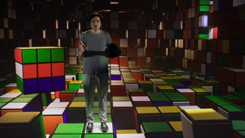 De un profesor que desafía a Putin al hombre que salvó Ferrari: los documentales que llegan en marzo a Movistar Plus+ Hombre en un laberinto de cubos.