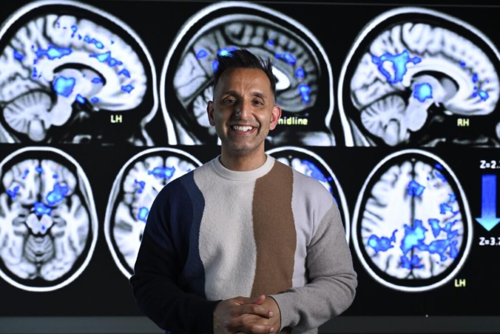 De la invasión de H.G. Wells a la escalada extrema: los grandes estrenos de Movistar Plus+ en abril Imagen del Dr. Amir Khan en el documental de estreno en abril en Movistar Plus+: "Como entrenar a tu cebrero"