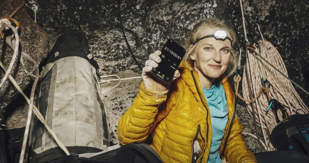 De la invasión de H.G. Wells a la escalada extrema: los grandes estrenos de Movistar Plus+ en abril La escaladora profesional Emily Harrington en el documental La mejor escaladora.